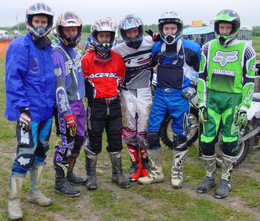 Une bande copain avant le d�part de la course � SARAN.jpg (55330 octets)